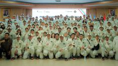 Menpora Erick Thoir, CdM Indonesia untuk SEA Games 2025 Bayu Priawan Djokosoetono, dan Ketua NOC Raja Sapta Oktohari berfoto bersama dengan kontingen Indonesia untuk SEA Games 2025 setelah acara pengukuhan di Auditorium Wisma Kemenpora, Senayan, Jakarta, Jumat (05/12/2025). (Bola.com/Bagaskara Lazuardi)