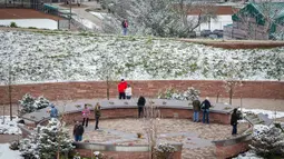 Dalam peristiwa yang terjadi pada 20 April 1999, dua remaja menembaki teman-teman mereka di luar SMA Columbine. (Marc Piscotty/Getty Images North America/Getty Images via AFP)