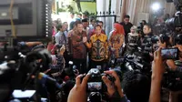 Komjen Tito Karnavian sambut kedatangan Komisi III DPR di rumahnya. (Liputan6.com/Johan Tallo)