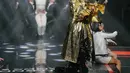 Di atas panggung, Anggun C. Sasmi tampil ekstra glamor dengan jubah metalik warna emasnya. [Foto: IG/anggun_cipta]