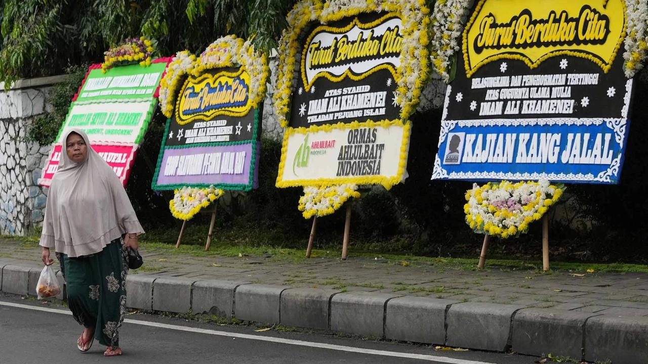 FOTO: Karangan Bunga Duka Cita untuk Ayatollah Ali Khamenei di Jakarta
