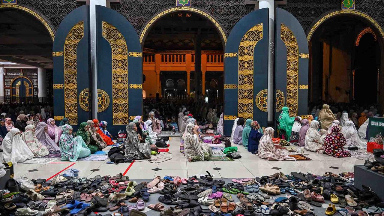 FOTO: Itikaf Mengharapkan Kemulian Malam Lailatu Qodar di Mesijd Al Akbar Surabaya
