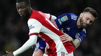 Pemain Leeds United Stuart Dallas (kanan) berebut bola dengan pemain Arsenal Nicolas Pepe pada pertandingan Piala Liga Inggris di Emirates Stadium, London, Inggris, 26 Oktober 2021. Arsenal menang 2-0. (AP Photo/Matt Dunham)