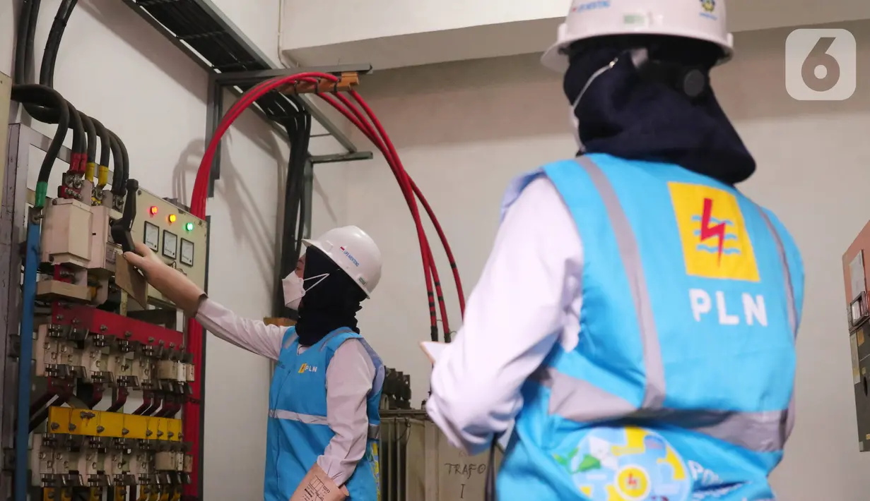 Petugas wanita PLN UID Jakarta Raya melakukan pengecekan gardu distribusi listrik di jalan M.H Tamrin, Jakarta, Rabu (20/4/2022). PLN juga memastikan pasokan listrik aman selama Ramadhan dan Idul Fitri. (Liputan6.com/Angga Yuniar)
