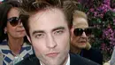 Pattinson juga mengatakan saat tertangkap basah oleh pemilik toko, saat itu juga ia dihampiri dan majalah porno yang berada di dalam tasnya langsung diambil oleh petugas. Tentu saja Pattinson menjadi tontonan banyak orang. (Instagram/robertpattinsonpriv)