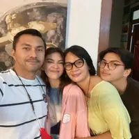 Anjasmara dan Dian Nitami bersama kedua anaknya. (Instagram/@anjasmara)