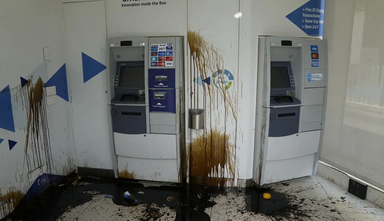 Bank juga membatasi deposan dari mengakses dana mereka. (AP Photo/Hussein Malla)