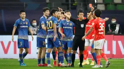Wasit asal Korea Selatan, Ko Hyung-Jin memberikan kartu merah kepada pemain Guangzhou Evergrande, He Chao (kanan) saat laga final Chinese Super League (CSL) antara Guangzhou Evergrande melawan Jiangsu Suning di Suzhou, Provinsi Jiangsu, China, 12 November 2020. Ko Hyung-jin akan bertugas  di Piala Dunia U-17 2023 Indonesia bersama dua wasit Asia lainnya yaitu Al Ali Omar dari Uni Emirat Arab dan Fu Ming dari Cina. (AFP/Stringer)