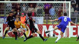 Gelandang Chelsea, Frank Lampard (kanan) melepaskan tendangan yang berbuah gol ke gawang Bayern Munchen pada laga leg kedua babak perempatfinal Liga Champions 2004/2005 di Olympic Stadium, Munich (12/4/2005). Pada laga tersebut Bayern Munchen menang 3-2 namun gagal ke semifinal setelah sebelumnya di leg pertama kalah 2-4 di kandang Chelsea. (AFP/Adrian Dennis)
