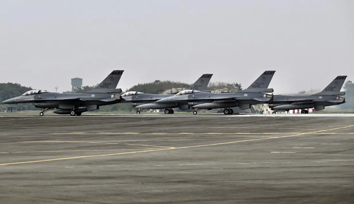 Empat jet tempur F-16V Angkatan Udara Taiwan berada pada landasan pacu saat latihan di Chiayi, Taiwan, Rabu (5/1/2022). Pilot Angkatan Udara Taiwan melakukan latihan untuk mensimulasikan intersepsi pesawat China ke zona identifikasi pertahanan udara Taiwan. (Sam Yeh/AFP)