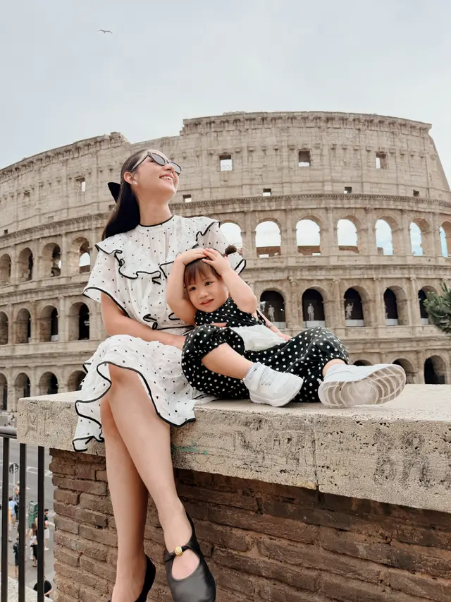 Gaya Modis Jessica Mila dan Kyarra Arunika saat Liburan di Italia, Dress Polkadot Jadi Statement