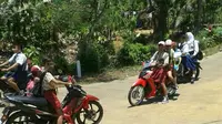 Dengan alasan jarak rumah yang jauh dari sekolah, siswa SD di Trenggalek, Jawa Timur dibiarkan ke sekolah dengan menggunakan motor. (Ilustrasi: wongserut.wordpress.com)
