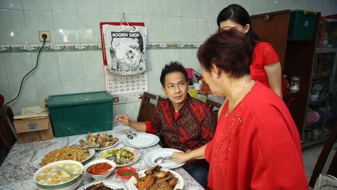 Setiap perayaan Imlek, penyanyi Delon Thamrin meluangkan waktu untuk mengunjungi ibunya (Kapanlagi/ Budy Santoso)
