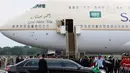 Pesawat Kerajaan yang membawa Raja Arab Saudi Salman bin Abdulaziz al-Saud saat tiba di Bandara Halim Perdanakusuma, Rabu (3/1). Sebanyak tujuh unit pesawat membawa rombongan Raja Salman. (Liputan6.com/Fery Pradolo)