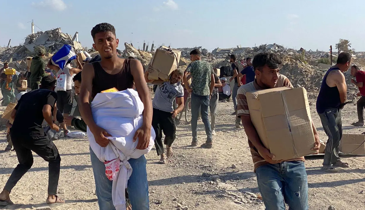Para pengungsi Palestina membawa paket bantuan makanan dari yayasan yang didukung oleh Amerika Serikat (AS) yang berjanji untuk mendistribusikan bantuan kemanusiaan di Rafah Barat, Jalur Gaza selatan, 27 Mei 2025. (Foto oleh AFP)