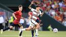 <p>Gelandang Portugal, Otavio membawa saat bertanding melawan Spanyol pada pertandinga perdana Grup B Nations League 2022 di Stadion Benito Villamarin, di Seville, Spanyol, Jumat (3/6/2022). Spanyol bermain imbang dengan Portugal 1-1. (AP Photo/Jose Breton)</p>
