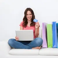 Ilustrasi perempuan belanja online. (skylinewears.com)