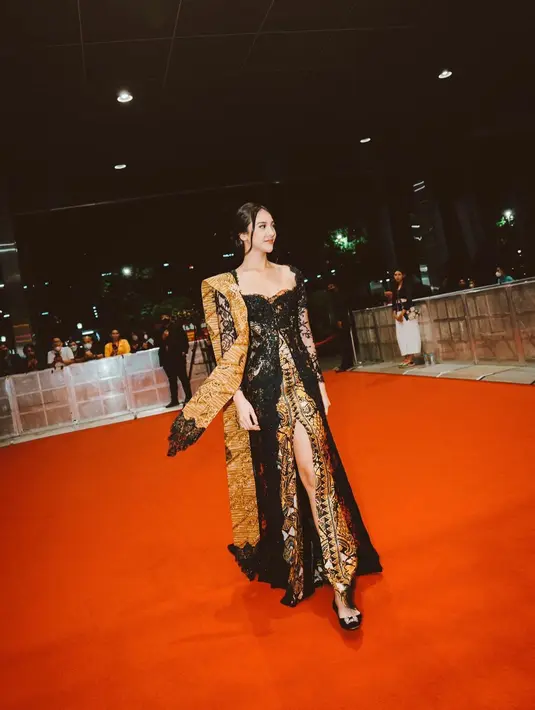 Saat melenggang, pesona Anya Geraldine seperti kontestan di ajang ratu kecantikan dengan kaki jenjang dan tubuh proporsionalnya. [@anyageraldine]