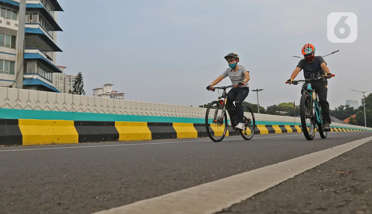Warga bersepeda saat Hari Bebas Kendaraan Bermotor (HBKB) atau Car Free Day (CFD) di Jalan Layang Non Tol Antarasari, Jakarta, Minggu (28/6/2020). (Liputan6.com/Herman Zakharia)