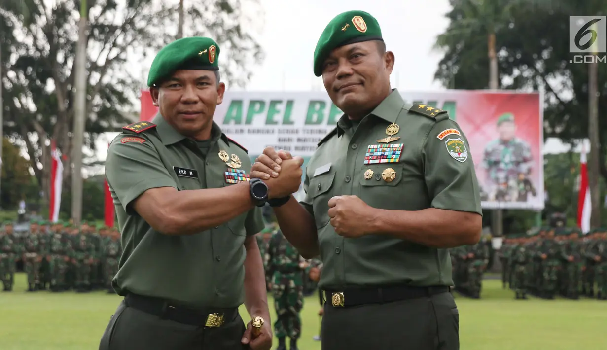 Mayjen TNI Joni Supriyanto (kanan) bersalam komando dengan Pangdam Jaya/Jayakarta yang baru, Mayjen TNI Eko Margiyono usai Apel Bersama Sertijab Pangdam Jaya/Jayakarta di Makodam Jaya, Jakarta, Kamis (31/1). (Liputan6.com/Helmi Fithriansyah)