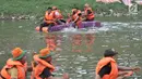 Petugas dari UPK Badan Air Dinas Lingkungan Hidup Kecamatan Duren Sawit beradu kecepatan saat lomba dayung di Kanal Banjir Timur, Jakarta, Sabtu (17/8/2019). Para petugas menggunakan pelampung palka dan sekop dalam perlombaan dayung tersebut.  (merdeka.com/ Iqbal S. Nugroho)