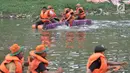 Petugas dari UPK Badan Air Dinas Lingkungan Hidup Kecamatan Duren Sawit beradu kecepatan saat lomba dayung di Kanal Banjir Timur, Jakarta, Sabtu (17/8/2019). Para petugas menggunakan pelampung palka dan sekop dalam perlombaan dayung tersebut.  (merdeka.com/ Iqbal S. Nugroho)