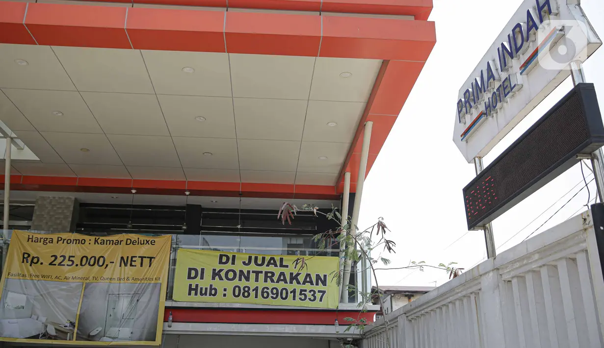 Spanduk pemberitahuan dijual terpasang di salah satu hotel yang dijual di kawasan Jakarta, Selasa (28/9/2021).  Saat ini banyak hotel yang terancam bangkrut dan dijual akibat merosotnya jumlah pengunjung selama pandemi Covid-19 berlangsung. (Liputan6.com/Faizal Fanani)