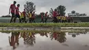 Para pemain Bali United melakukan latihan jelang pertandingan uji coba melawan Persib di Stadion Siliwangi, Bandung, Jumat (12/2/2016). Uji coba ini bertujuan untuk mematangkan persiapan jelang Bali Island Cup. (Bola.com/Vitalis Yogi Trisna)