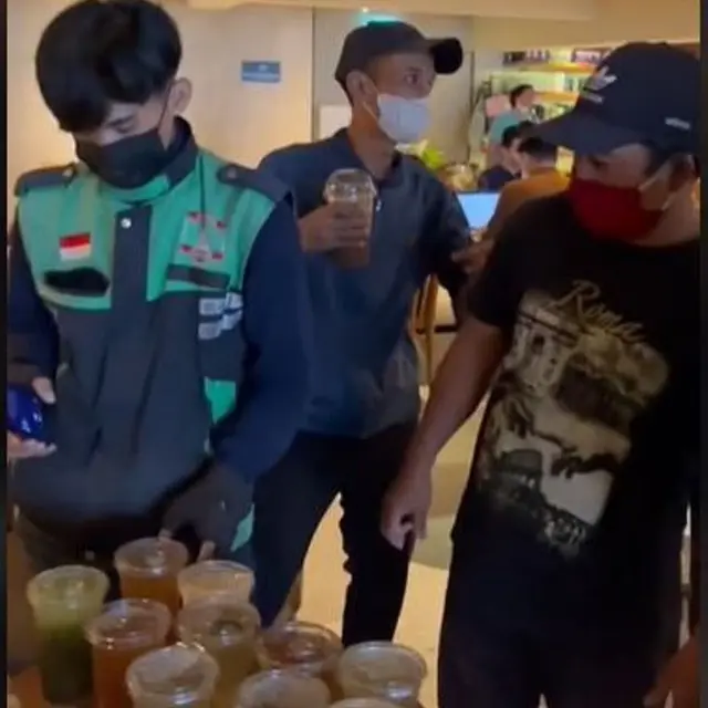 Aksi Heboh Pria Borong Semua Makanan dan Minuman di Gerai Kopi Internasional