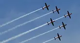 Tim Aerobatik Jupiter Tentara Nasional Indonesia Angkatan Udara (TNI AU) Indonesia tampil dalam acara Bali International Airshow di Bandara Internasional Ngurah Rai, Bali, pada 18 September 2024. (SONNY TUMBELAKA/AFP)