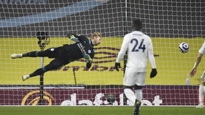 Kiper Burnley, Nick Pope menyelamatkan bola saat bertanding melawan Leicester City pada pertandingan Liga Inggris di stadion Turf Moor, Inggris (4/3/2021). Dengan hasil ini, Leicester di peringkat ketiga dengan 50 poin, sedangkan Burnley di posisi 15 dengan 29 angka. (Peter Powell/Pool via AP)