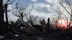 Seorang tentara Ukraina menembakkan RPG ke posisi Rusia di garis depan dekat Maryinka, wilayah Donetsk, Ukraina, 23 Desember 2022. Moskow pada 13 Desember 2022, mengonfirmasi tidak ada gencatan senjata jelang Natal. (AP Photo/Libkos)
