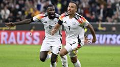 Pemain Jerman, Jamie Leweling (kanan) melakukan selebrasi bersama Antonio Rudiger setelah mencetak gol ke gawang Belanda pada laga lanjutan Grup A3 UEFA Nations League di Allianz Arena, Jerman, Selasa (15/10/2024) dini hari WIB. (AP Photo/dpa/Sven Hoppe)