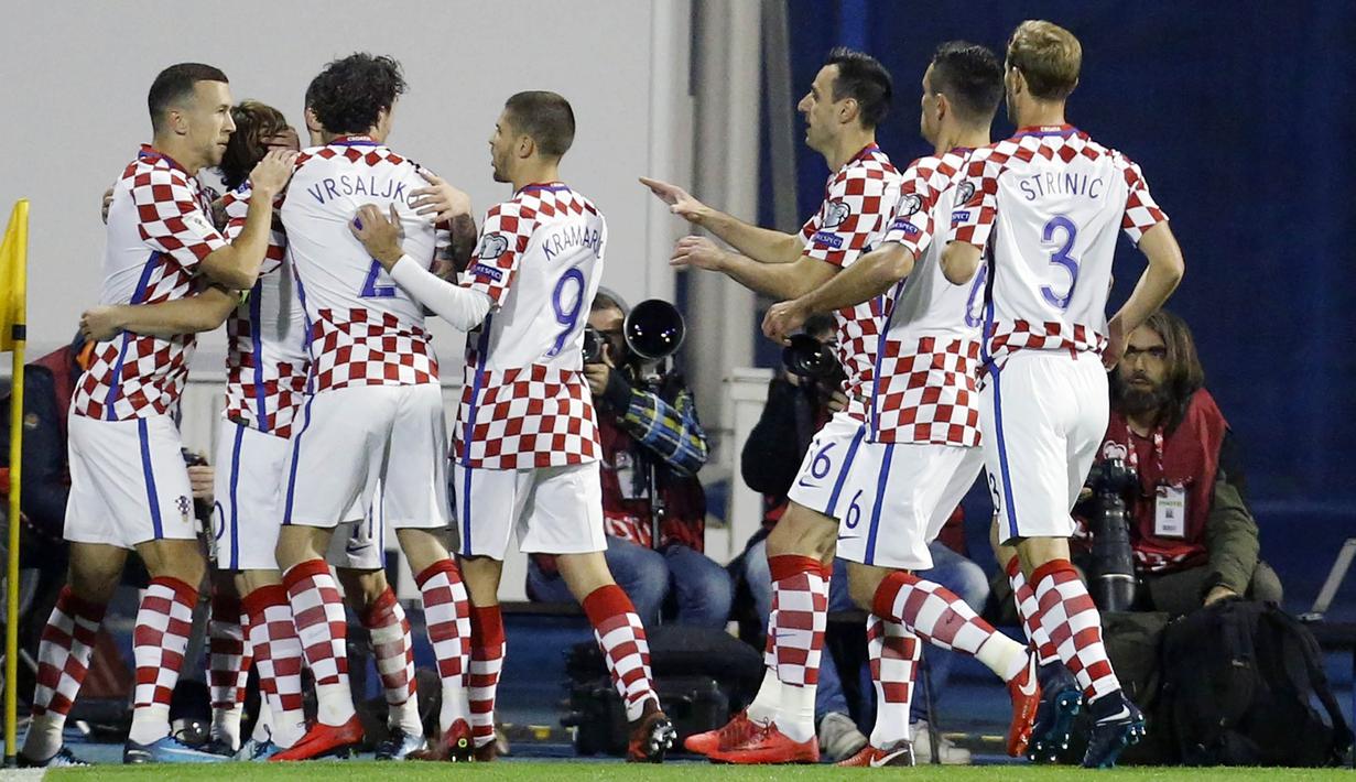 Para pemain Kroasia merayakan gol yang dicetak oleh Luka Modric ke gawang Yunani pada laga leg pertama playoff Piala Dunia 2018 di Stadion Maksimir, Kamis (9/11/2017). Kroasia menang 4-1 atas Yunani. (AP/Darko Bandic)