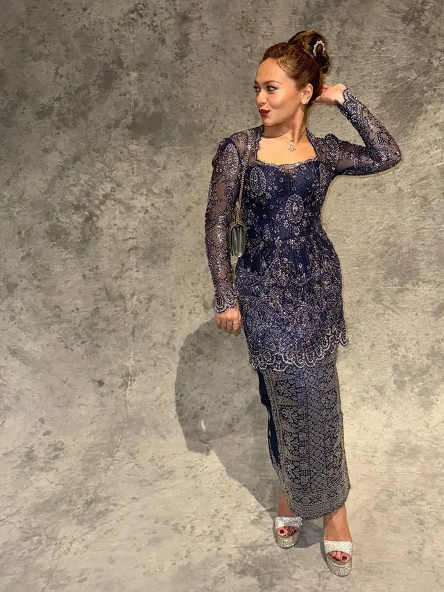 amel carla kenakan kebaya biru full payet dengan detail square neck dipadukan bawahan songket