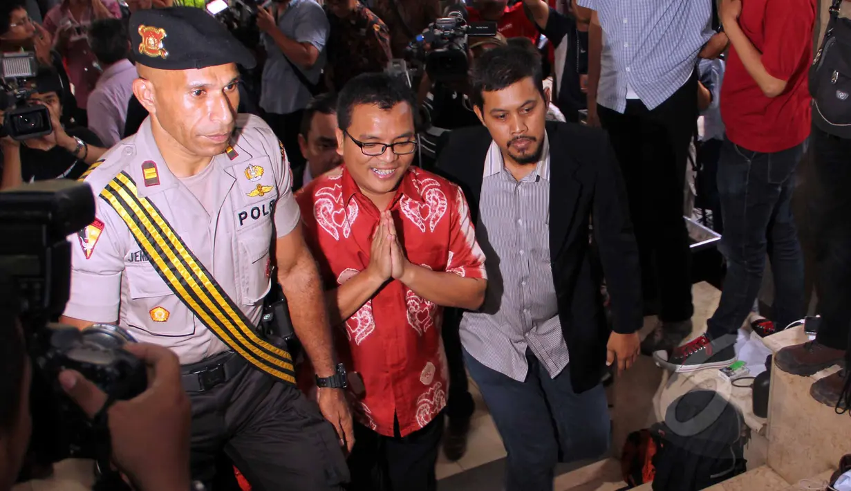 Mantan Wakil Menkumham Denny Indrayana (tengah) memenuhi panggilan penyidik Bareskrim Polri, Jakarta, Jumat (27/3/2015). Denny diperiksa sebagai tersangka kasus dugaan korupsi payment gateway di Kemenkumham tahun 2014. (Liputan6.com/Helmi Afandi)
