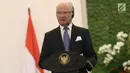 Raja Swedia Carl XVI Gustaf menyampaikan keterangan pers dalam kunjungan kenegaraannya di Istana Kepresidenan Bogor, Senin (22/5). Ini merupakan kunjungan kenegaraan Raja Swedia pertama kalinya ke Indonesia. (Liputan6.com/Angga Yuniar)