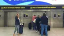 Pesawat tersebut membawa 242 penumpang termasuk awak kabin. Tampak dalam foto, pemandangan umum sebagian Bandara Gatwick dekat London, Inggris, Kamis 12 Juni 2025. (AP/Kin Cheung)