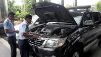 Pengecekan kondisi mobil sitaan oleh petugas Rumah Penyimpanan Benda Sitaan Negara (Rupbasan) Jakarta Utara di Gedung KPK, Jakarta, Selasa (30/1). KPK menyerahkan dua mobil  yang sebelumnya dimiliki terpidana kasus korupsi. (Liputan6.com/Herman Zakharia)