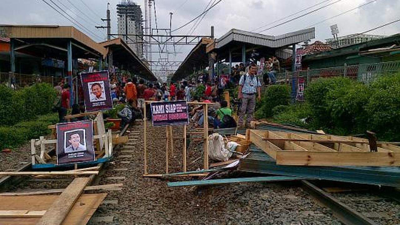 Ratusan pedagang dan mahasiswa blokir jalur KRL di Depok
