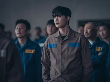 Park Chang Ho terlihat tidak senang karena para tahanan masih menderita, dan aura tidak biasa di ruangan itu menandakan ada perubahan besar. (Foto: Instagram/ MBC via Soompi)