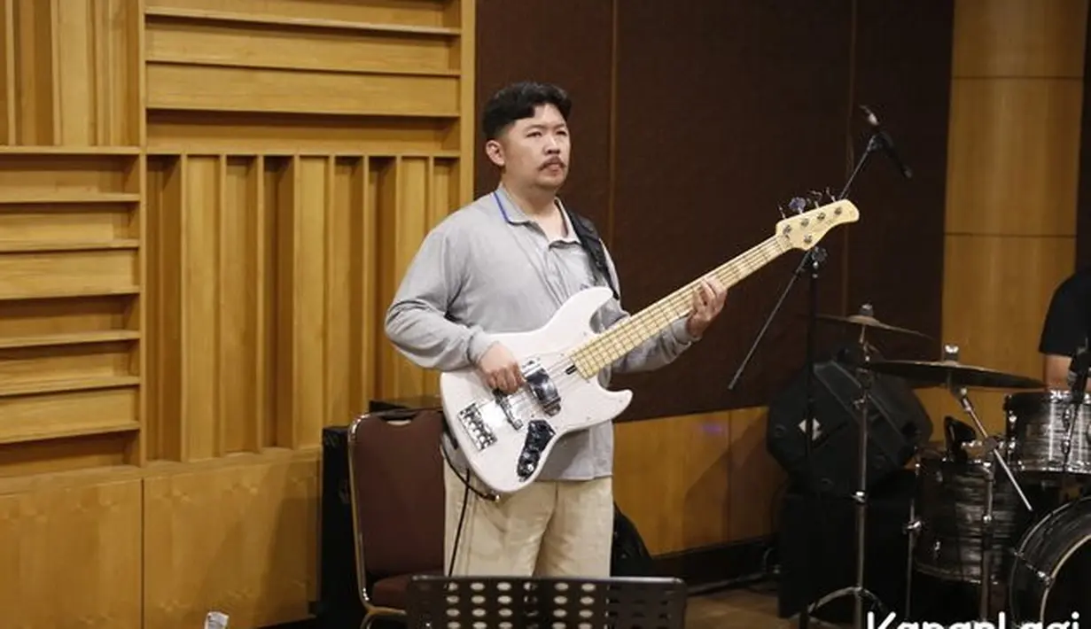 "Ya senang ya kan kita ingin membagikan yang namanya nostalgia manis kepada temen temen yang sudah rindu pengen lihat kami satu panggung yang enggak sempet. Padahal kami sebenernya bisa dibilang sering lho, satu panggung," kata Sammy Simorangkir. Kerispatih Latihan Bareng Sammy Simorangkir untuk Konser Gen-P Generasi Pesta, Rabu (19/7/2023).