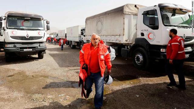 Truk pembawa bantuan kemanusiaan untuk Ghouta Timur, Suriah (Louiai Beshara/AFP PHOTO via CNN)