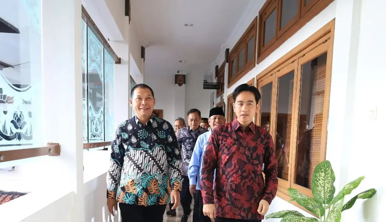 Tidak hanya itu, Gibran juga tampil dengan gaya rambut yang berbeda dari biasanya. [Foto: Instagram/dprdkotasurakarta]