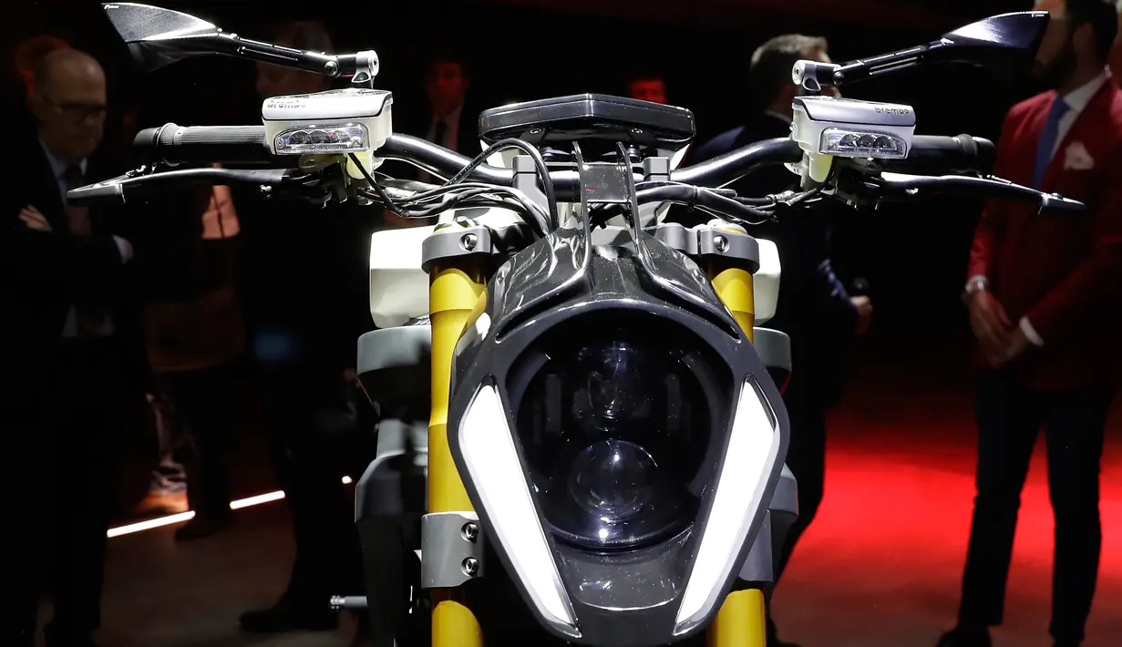 Tampilan depan prototipe sepeda motor listrik buatan perusahaan Volt yang ditampilkan selama pameran di Milan, Italia (16/3). Perusahaan Volt Italia mengklaim, bahwa motor listriknya dapat mencapai kecepatan maksimal 180 km/jam. (AP Photo/Antonio Calanni)