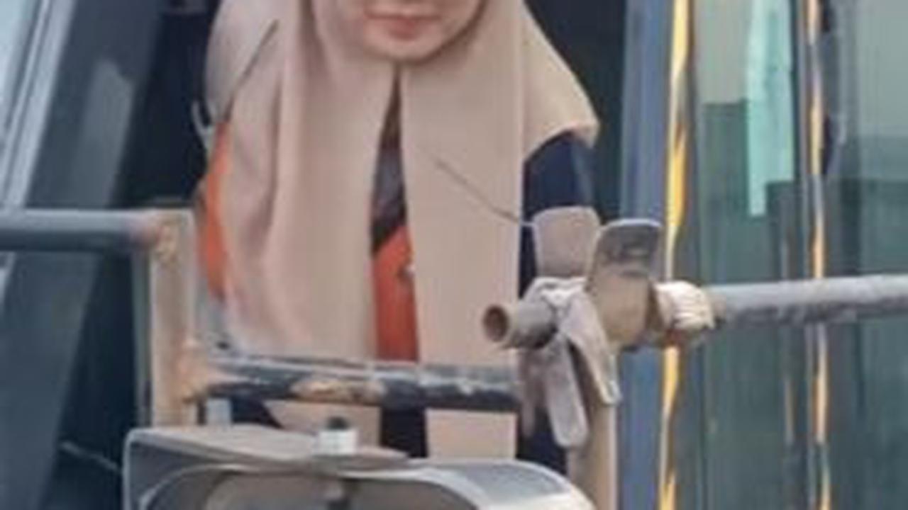“Nah untuk kali ini nama developer kita ini Mbak Nelly tuh,” lanjut perekam video memperkenalkan srikandi lainnya. <br>