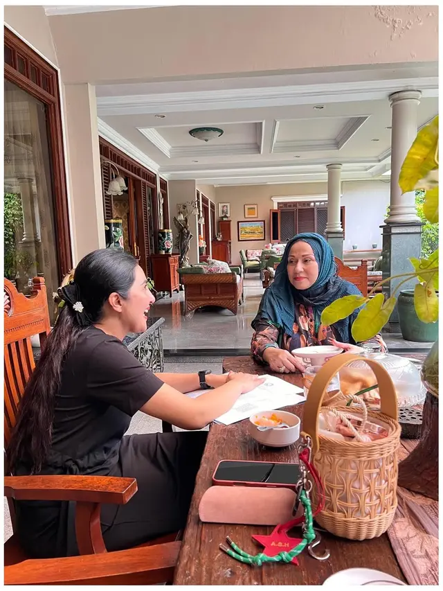 5 Potret Teras Semi Terbuka Rumah Camelia Malik, Bernuansa Klasik dan Tropis