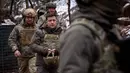 Presiden Ukraina Volodymyr Zelensky mengunjungi posisi tempur dan bertemu dengan prajurit di garis depan konflik melawan separatis yang didukung Rusia di Donetsk (6/12/2021). Kunjungan dilakukan pada Hari Angkatan Bersenjata Ukraina. (Handout/Ukrainian presidential press-service/AFP)