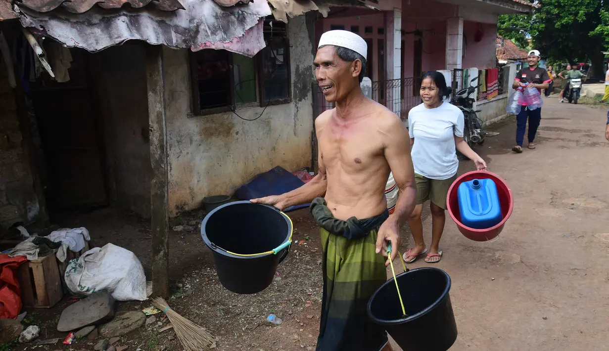 Warga membawa ember kosong saat  saat pemberian bantuan air bersih yang dilakukan Relawan Gerak Bareng di Desa Cidokom, Bogor, Jawa Barat, Kamis, 30 Juli 2026. Lebih dari 16 ribu aritr bersih dibagikan kepada warga desa. Sekitar 5000 warga terdampak kekeringan yang sudah berjalan lebih dari dua bulan