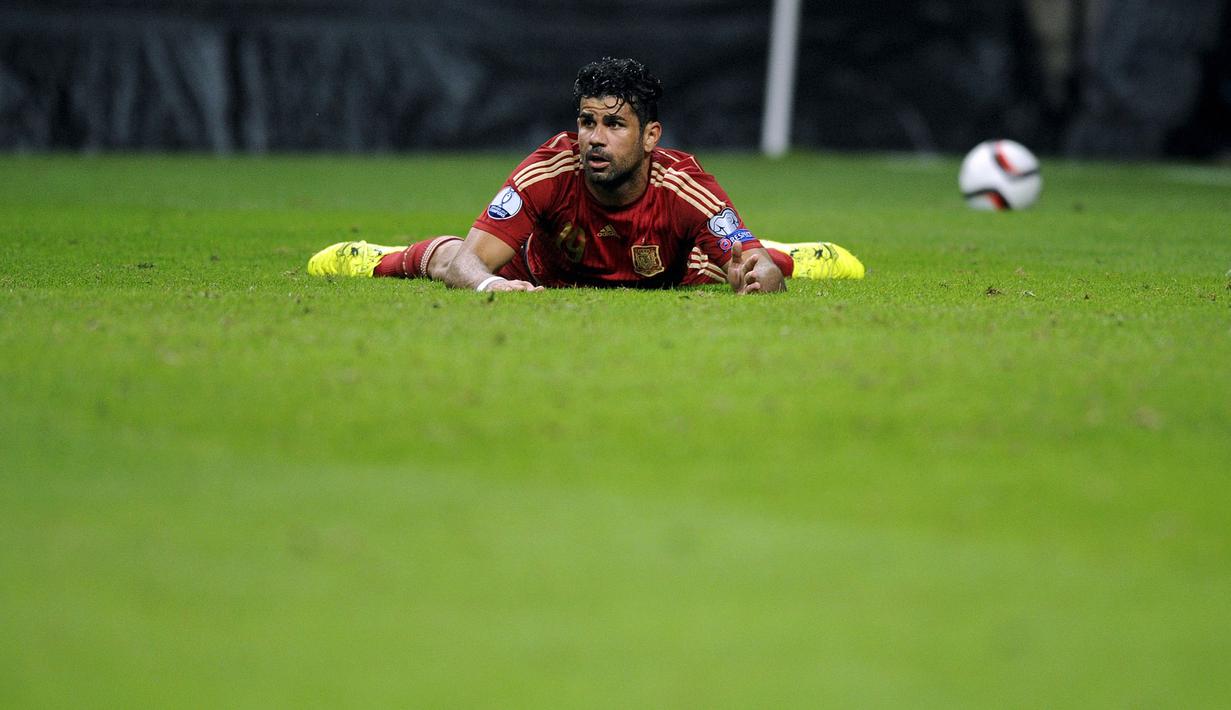 Penyerang Spanyol, Diego Costa terjatuh pada laga kualifikasi Piala Eropa 2016 melawan Slovakia di Stadion Carlos Tartiere, Spanyol, Sabtu (5/9/2015). (Reuters/Eloy Alonso)
